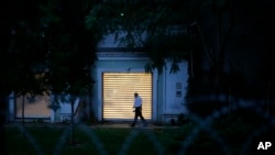 周三，一名土耳其警察走进沙特驻伊斯坦布尔总领事奥泰比的住宅内。土耳其警方正在对记者卡舒吉的失踪和被杀进行调查。（2018年10月17日）