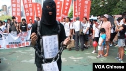 參加729反洗腦國民教育大遊行的示威者身穿黑衣、戴上鎖鏈，喻意國民教育黑箱作業，箝制學生思想