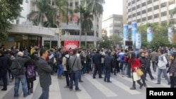 示威群众聚集在广州市《南方周末》总部大楼前