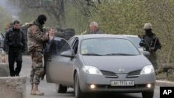 親俄羅斯的槍手控制了烏克蘭城市斯拉維揚斯克附近得一條道路