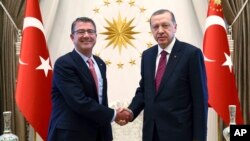 美國國防部長卡特(左)10月21日星期四與土耳其總統埃爾多安會晤討論伊拉克局勢。