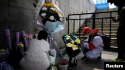 中國湖北武漢居民在清明節祭奠已故的親人。 （2020年4月4日）