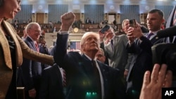 2025年3月4日唐納德·特朗普總統在華盛頓國會大廈向國會聯席會議發表講話後離開會議廳。