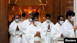 2021年12月4日，香港天主教教區主教周守仁出席主教祝聖禮後離開主教座堂 （路透社資料照片）