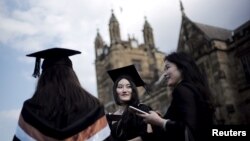 澳大利亚悉尼大学的国际学生参加毕业典礼。（2020年4月22日）