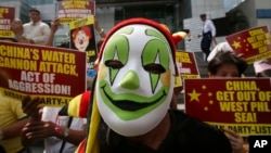 2014年3月3日，抗議者在中國駐菲律賓馬卡迪領事館前示威，抗議中國海警船在有爭議的斯卡伯勒淺灘（黃岩島）用水砲驅逐菲律賓漁民。