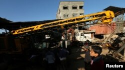 巴勒斯坦人在加沙空襲後視察現場