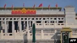 资料照：2024年3月3日，在中国一年一度的立法会议“两会”之前，一名武警在北京天安门广场站岗。（法新社）