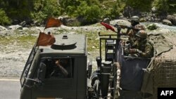 印度軍隊士兵駕駛軍車行駛在通往中印邊境加勒萬河谷的道路上。（2020年6月17日）