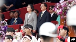 2024年10 月10日星台灣前總統蔡英文(左)及陳水扁在台北總統府前參加台灣國慶慶典。