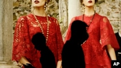 行人走过上海某处意大利豪华时尚品牌广告。（资料照）