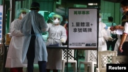 台灣醫務人員在台北準備為居民進行新冠病毒檢測。 （2021年5月17日）