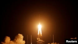 携带嫦娥5号探月器的长征5号火箭2020年11月24日发射升空（路透社）