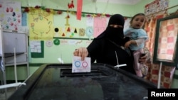 一位埃及婦女在開羅投票站投票。（2019年4月20日）