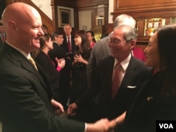 叶望辉与台湾驻美代表高硕泰夫妇在“双橡园80风华晚宴”活动中寒暄 (美国之音钟辰芳拍摄)