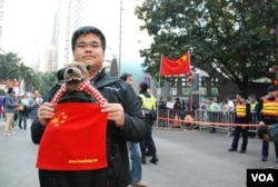 參與民陣元旦大遊行的香港中學生陳同學帶著遊行道具