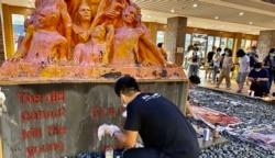 新任支联会常委、香港社会工作者总工会会长伦智伟表示，第一次参与洗刷国殇之柱行动，希望挽留八九民运历史 (美国之音/汤惠芸)