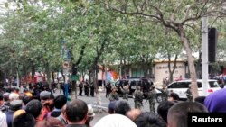 烏魯木齊市民圍觀警察在沙依巴克區公園進行調查