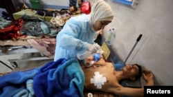 在加沙北部致命援助卡車事件中的傷者正在接受治療。（2024年3月1日）