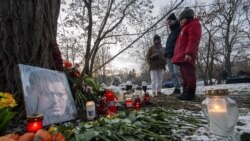 俄羅斯人冒著遭報復的風險在納瓦尼逝世週年時前往墓園致意