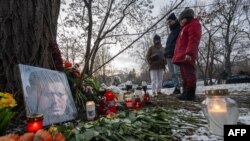 2月16日，捷克布拉格俄羅斯大使館前的臨時紀念碑上已故俄羅斯反對派領袖阿列克謝·納瓦爾尼的畫像，紀念他去世一周年。