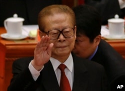 江泽民在中共十八大开幕式上，江泽民的老部下一个接一个出事或者被传言出事