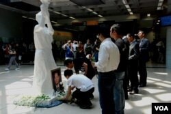 第二屆臨時六四紀念館在前中共總書記胡耀邦逝世24周年紀念日正式開幕，支聯會舉行獻花儀式