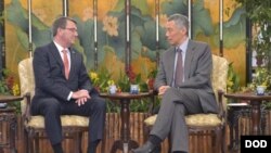 美国国防部长卡特(左)2015年5月出席香格里拉对话期间会见新加坡总理李显龙