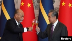 中國外交部長王毅2024年1月24日在北京同瑙魯外長萊昂納爾·安格明(Lionel Aingimea)舉行會談並簽署恢復外交關係的聯合公報後碰杯慶賀。（媒體聯訪照片）