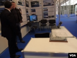 在克里米亞的“海洋”造船廠展台上，展示有向中國出售的歐洲野牛型氣墊登陸艦的模型和圖片 (美國之音白樺)