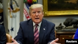 特朗普總統在白宮橢圓形辦公室舉行的一次活動上對記者講話。 (2019年12月6日)