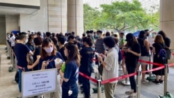 超過200名市民到西九龍裁判法院排隊輪候旁聽席，聲援民主派初選47人案各被告。(美國之音 湯惠芸拍攝)