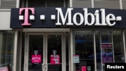 美國紐約曼哈頓，T-Mobile商店的招牌（2018年4月30日）。今年4月，T-Mobile宣布以260億美元收購其美國競爭對手Sprint。