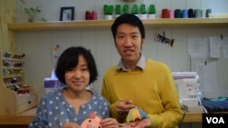 潘昱熹與太太陳玉香希望趁年輕一起在台灣完成手作產品的創業夢。(美國之音湯惠芸)
