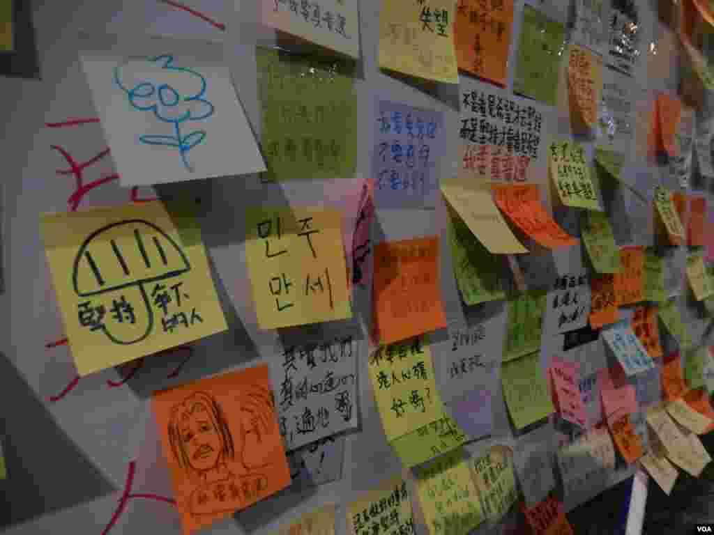 金鐘政府總部外的除夕晚會也設有留言板讓市民發表意見及新年願望