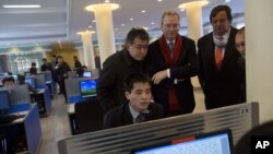 谷歌總裁施密特與前新墨西哥州州長理查森1月9日在平壤觀看學生用電腦上網