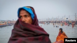 信徒們在大壺節前抵達普拉亞格拉傑。