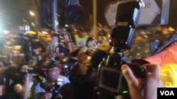 佔領運動期間記者採訪經常被夾在警察與示威者對抗中(美國之音海彥拍攝)
