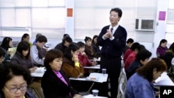 资料照：台北一名社会工作者向居住在台湾来自中国大陆的妇女介绍台湾当地的法律、教育及其在台湾的权利。（2003年3月5日）