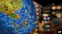 北京一家書店展示的一個地球儀上顯示中國在南中國海劃出的九段線內主權聲索的島嶼。（2018年7月13日）