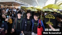 學聯成員日前在香港機場被告知回鄉證被註銷 (蘋果日報視頻截圖)