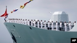 中國護衛艦黃山號停靠在新加坡樟宜海軍基地外。（2017年5月15日）