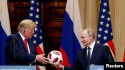 美国总统川普2018年7月16日在芬兰赫尔辛基同俄罗斯总统普京会晤后举行联合新闻发布会，在会上接受了普京送给他的足球。