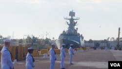 中國海軍益陽號導彈護衛艦靠岸美國海軍美波特港( 美國之音方冰拍攝)