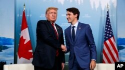 美國總統川普在7國集團峰會上與加拿大總理杜魯多會面。