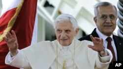 黎巴嫩總統蘇萊曼迎接教宗本篤十六世到訪