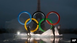 ເຈົ້າ​ໜ້າ​ທີ່ ປາ​ຣີ ເປີດ​ຕົວ​ສັນ​ຍາ​ລັກ​ກິ​ລາ​ໂອ​ລິມ​ປິກ​ຢູ່ເດີ່ນ ໂຕ​ຣ​ກາ​ເດ​ໂຣ, ນະ​ຄອນຫຼວງ ປາ​ຣີ, ຝ​ຣັ່ງ, 13 ກັນ​ຍາ 2017.