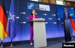 資料照：德國外長貝爾伯克(Annalena Baerbock)在柏林舉行的一個北約會議的記者會上講話。（2022年5月15日）