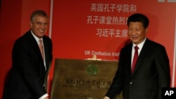 中國領導人習近平在倫敦與英國安德魯王子為一個孔子學院開幕揭牌。（2015年10月22日）