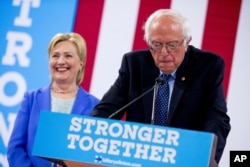 佛蒙特参议员伯尼·桑德斯在一次大会上宣布支持希拉里·克林顿竞选（2016年7月12日）